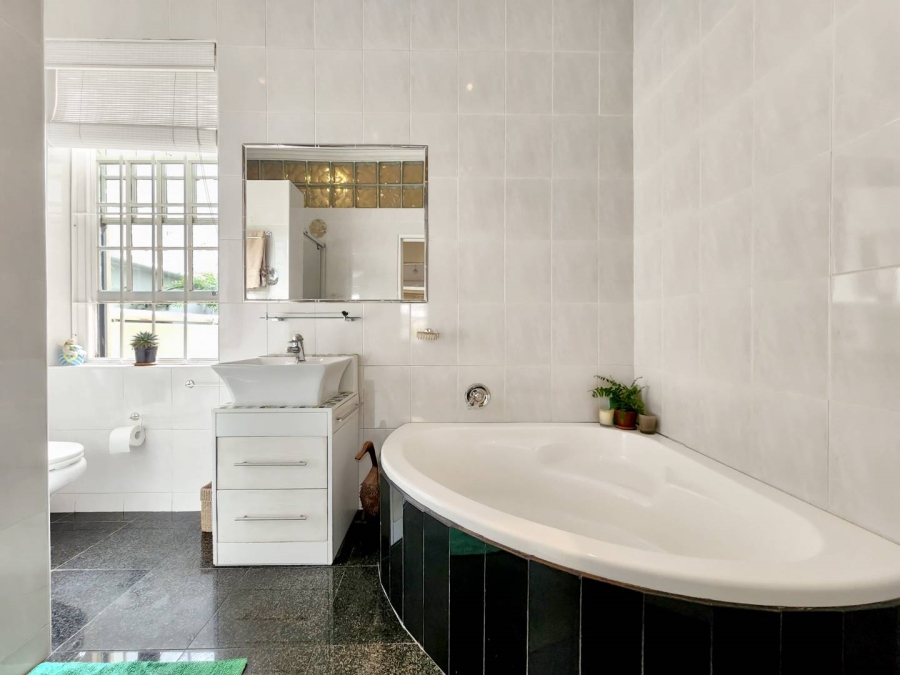 2 Bedroom Property for Sale in Sea Point Western Cape